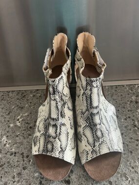 Snake-Print Open-Toe Slingback Sandals - Neutral